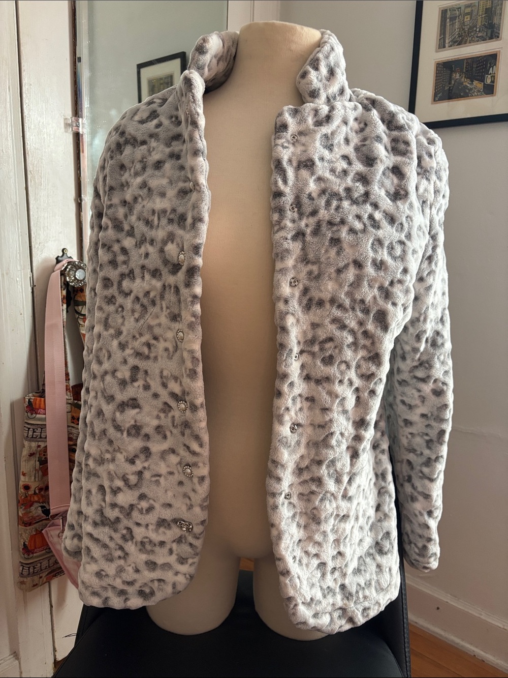 Handmad eFaux Fur Leopard Print Jacket in Light Gray